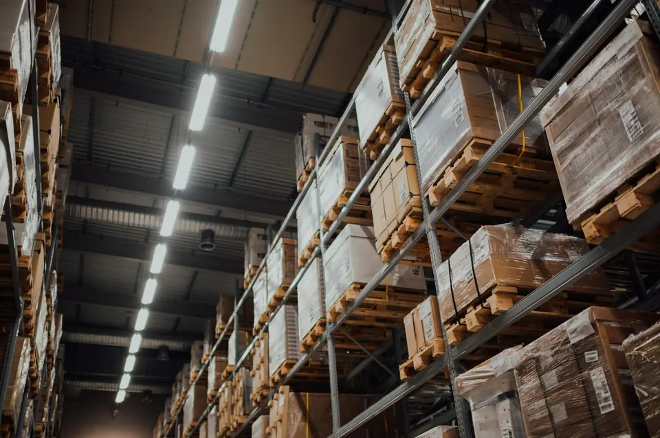 Estantes de armazenagem com paletes de mercadorias