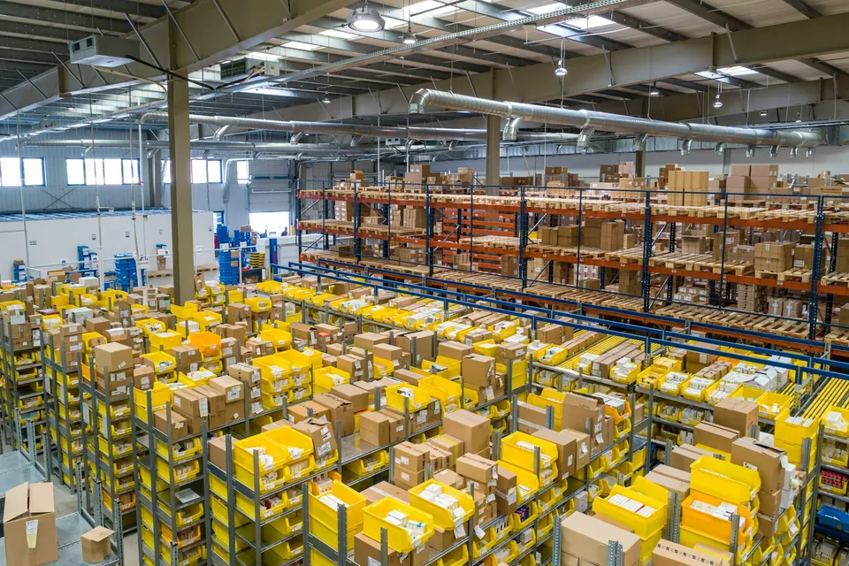 Interior de centro de distribuição com mercadorias organizadas