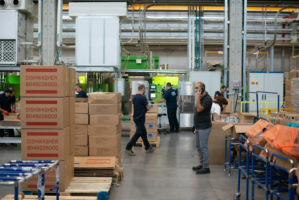 Equipe trabalhando na separação de mercadorias em armazém