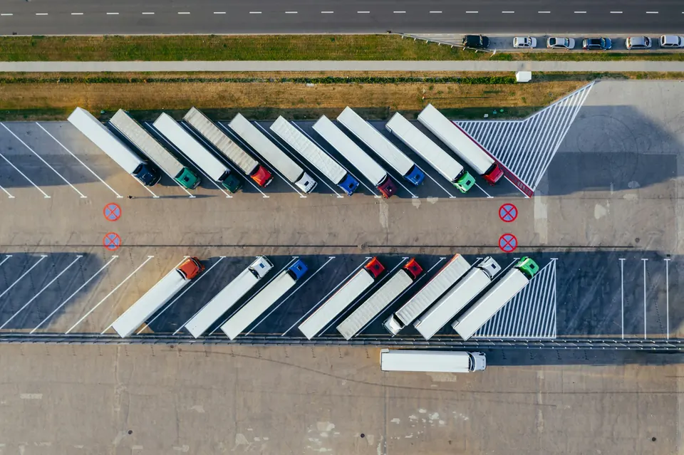 Vista aérea de um pátio com caminhões estacionados lado a lado