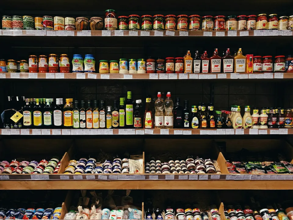 Prateleiras de um estabelecimento comercial abastecidas com produtos