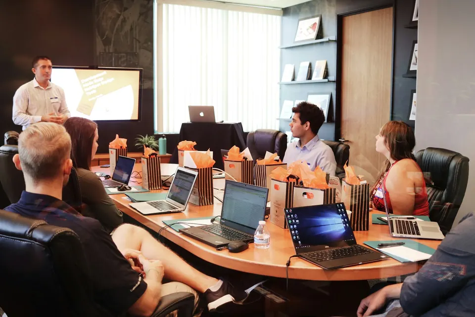 Equipe reunida em sala de treinamento